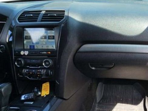 Used 2018 Ford Explorer XLT w/ Equipment Group 202A AWD/4WD image 8