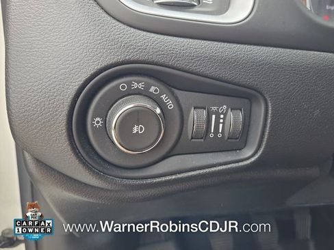 Used 2018 Jeep Renegade Latitude FWD image 29