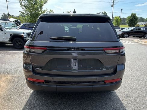Used 2025 Jeep Grand Cherokee Altitude AWD/4WD image 9