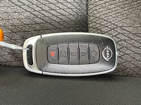 Used 2025 Nissan Rogue SV image 27