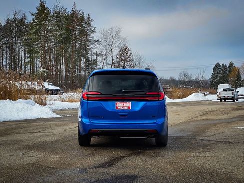 New 2026 Chrysler Pacifica Select w/ S Appearance Package image 5