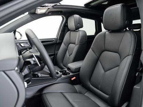 New 2025 Porsche Macan image 5
