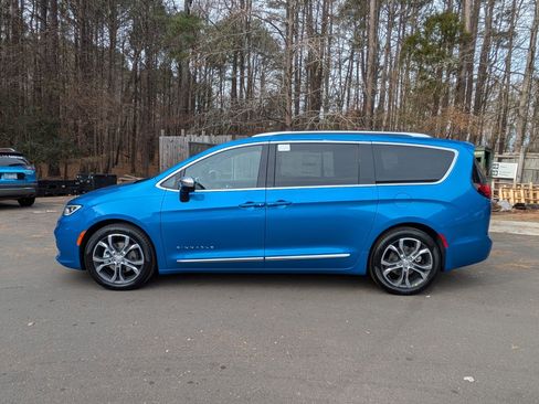 New 2026 Chrysler Pacifica Pinnacle image 8