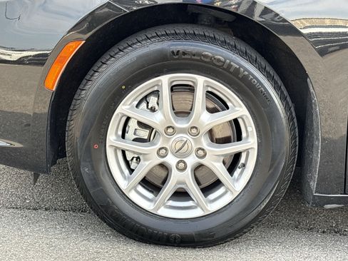 Used 2023 Chrysler Pacifica Touring-L FWD image 12