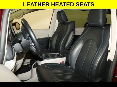 Used 2021 Chrysler Pacifica Touring-L w/ Uconnect Theater Family Group FWD image 2