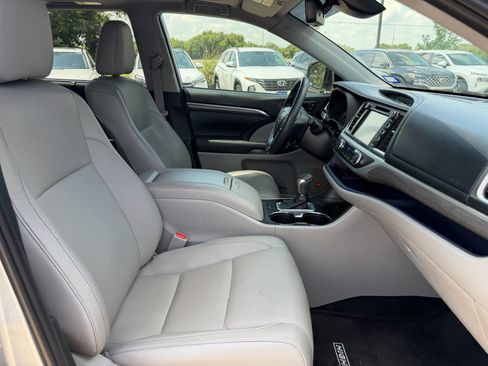 Used 2019 Toyota Highlander Limited FWD image 12
