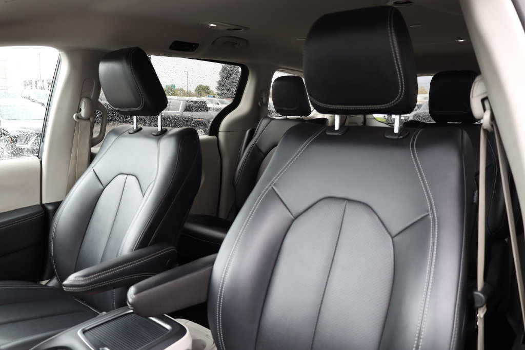 Used 2024 Chrysler Pacifica Limited FWD image 16