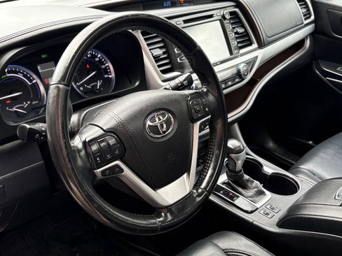 Used 2017 Toyota Highlander XLE image 12
