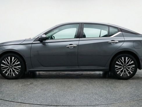 Used 2025 Nissan Altima 2.5 SV image 5