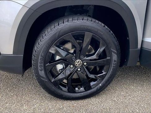 Used 2023 Volkswagen Taos SE w/ Panoramic Sunroof Package image 8