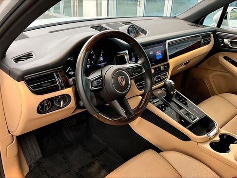 Used 2025 Porsche Macan image 32