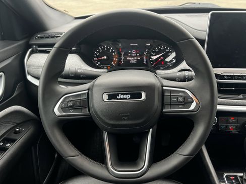 Used 2024 Jeep Compass Latitude image 12