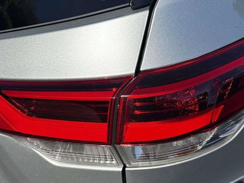 Used 2019 Toyota Highlander XLE AWD/4WD image 9