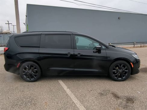 Certified 2019 Chrysler Pacifica Limited w/ S Appearance Package image 15