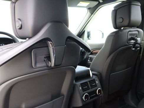 New 2026 Land Rover Discovery Dynamic SE image 18