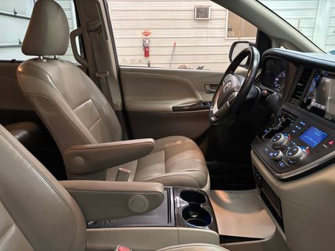 Used 2016 Toyota Sienna XLE Premium AWD/4WD image 29