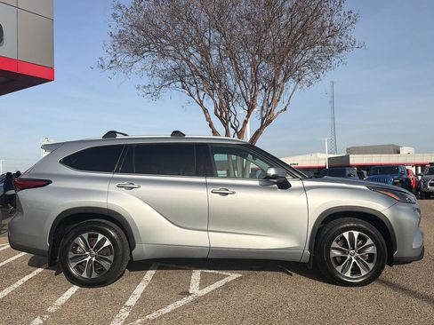 Used 2022 Toyota Highlander XLE image 2