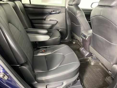 Used 2024 Toyota Highlander XLE AWD/4WD image 12