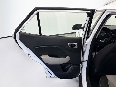 Used 2025 Hyundai Venue SEL FWD image 32
