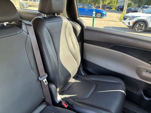 Used 2026 Kia Carnival FWD image 40