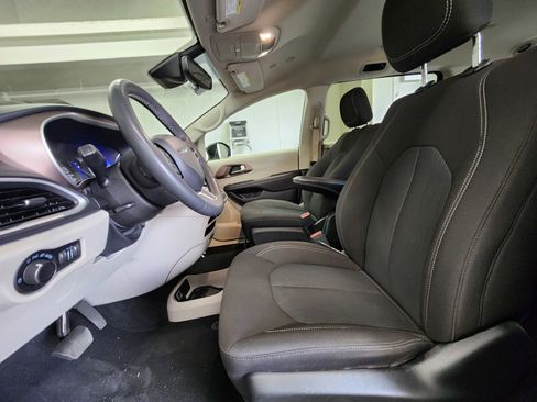 Used 2023 Chrysler Voyager LX FWD image 17
