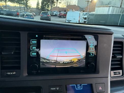 Used 2015 Toyota Sienna SE Premium image 35