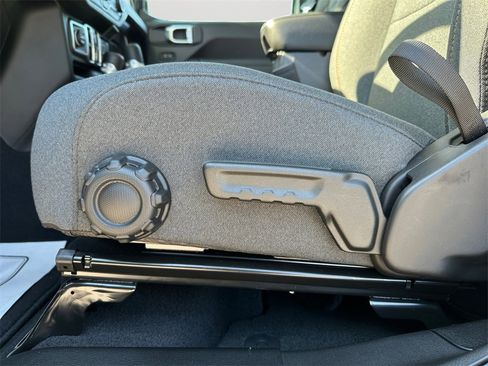 New 2025 Jeep Gladiator Sport image 25