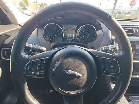 Used 2018 Jaguar F-PACE Premium image 29