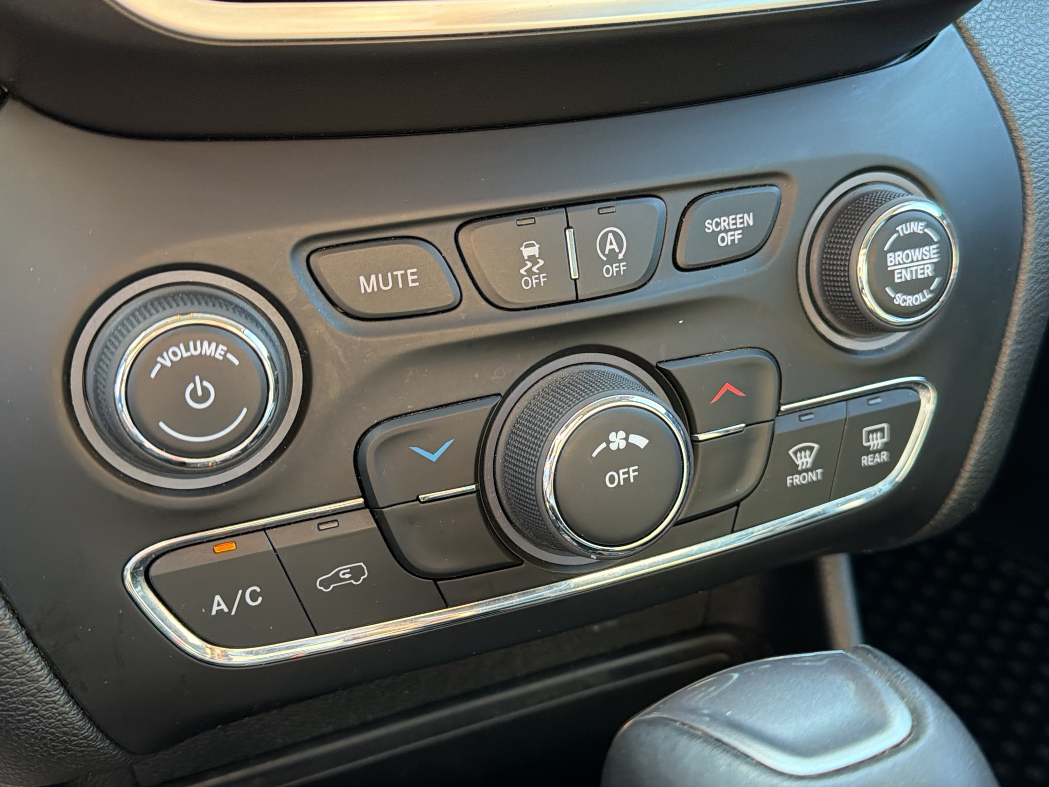 Used 2020 Jeep Cherokee Latitude Plus w/ Cold Weather Group AWD/4WD image 21