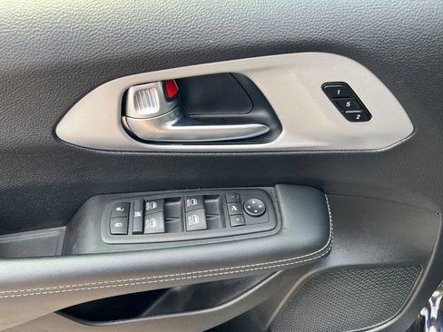 Used 2025 Chrysler Pacifica Limited FWD image 7