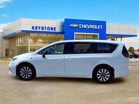 Used 2024 Chrysler Pacifica Select FWD image 4