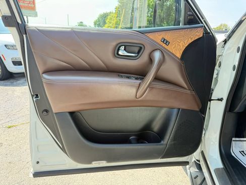 Used 2015 INFINITI QX80 4WD w/ Limited Package image 9