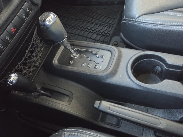 Used 2013 Jeep Wrangler Unlimited Rubicon w/ Connectivity Group AWD/4WD image 22
