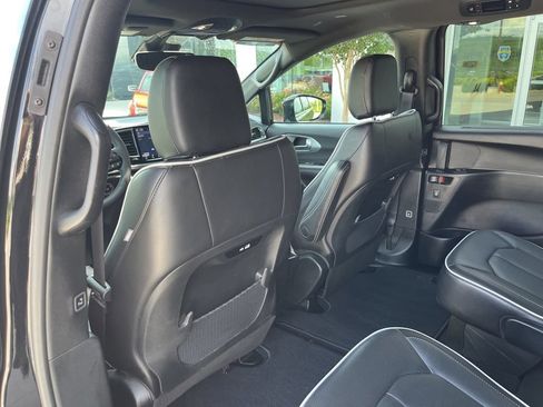 Used 2025 Chrysler Pacifica Limited FWD image 18
