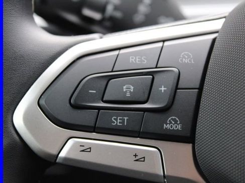 Used 2025 Volkswagen Tiguan SE image 29