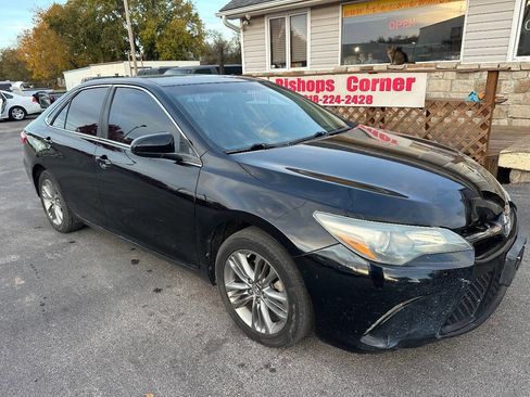 Used 2016 Toyota Camry SE image 3