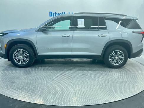 Used 2025 Chevrolet Traverse LT image 5