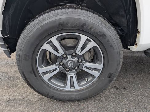 Used 2019 Toyota Tacoma TRD Sport image 11