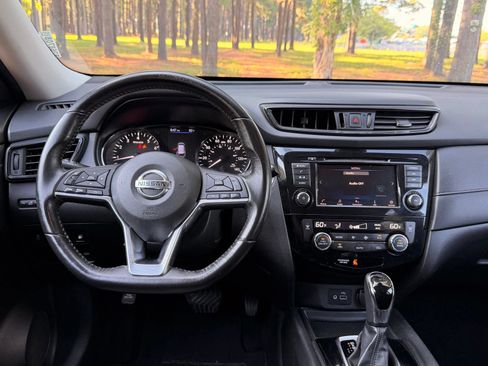 Used 2019 Nissan Rogue SV AWD/4WD image 3
