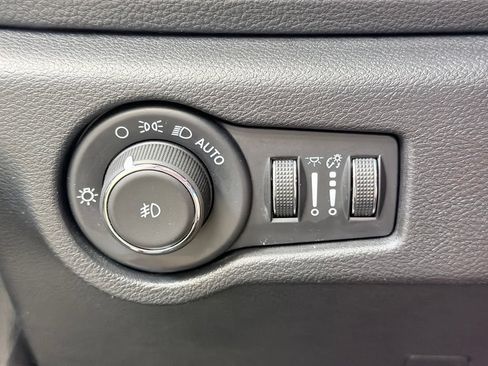 Used 2025 Chrysler Pacifica Limited FWD image 39
