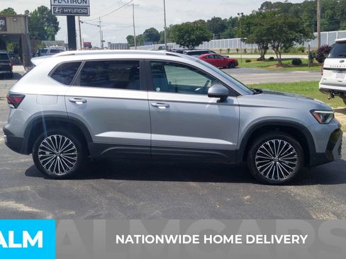 Used 2025 Volkswagen Taos SE FWD image 4