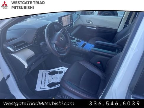 Used 2022 Toyota Sienna Platinum image 6