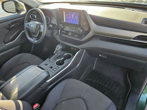 Used 2023 Toyota Highlander LE image 11