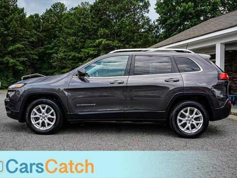 Used 2017 Jeep Cherokee Latitude w/ Cold Weather Group AWD/4WD image 8
