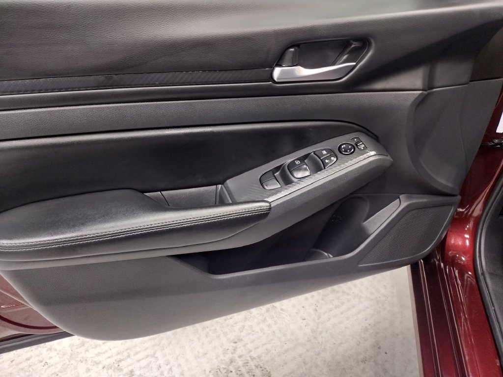 Used 2025 Nissan Altima 2.5 SV FWD image 17