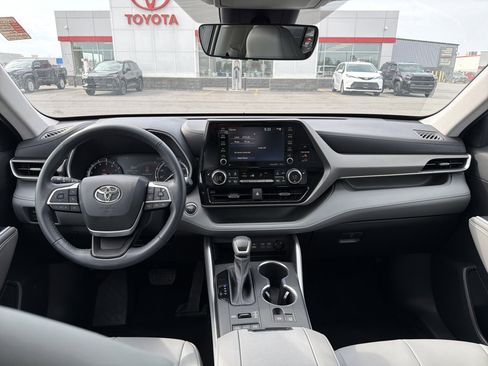 Used 2022 Toyota Highlander XLE AWD/4WD image 11