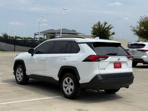 Used 2021 Toyota RAV4 LE FWD image 5
