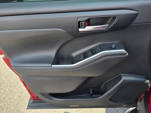 Used 2021 Toyota Highlander XLE FWD image 11
