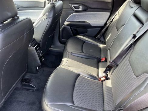 Used 2025 Jeep Compass Latitude AWD/4WD image 16