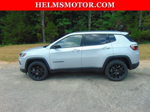 Certified 2025 Jeep Compass Latitude w/ Convenience Group AWD/4WD image 4